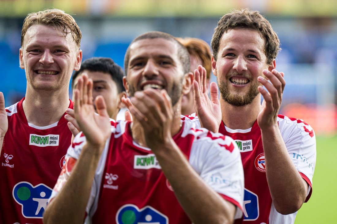 <em>Amin smiler godt sammen med sine lagkamerater etter seieren på Aker stadion. Foto: Marius Simensen / NTB</em>