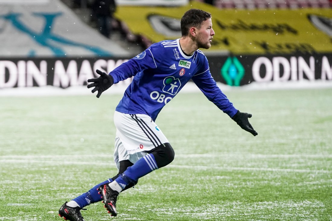 <em>Nuñez jublet det han sendte oss videre etter straffesparkkonkurransen i desember 2021 på Fredrikstad stadion. I dag sikter samme mann mot å skyte oss til en cupfinale. Foto: Terje Pedersen / NTB</em>