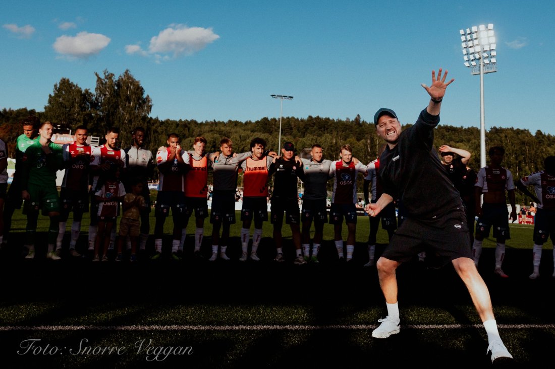 <em>Johs takker spillerne som står bak han for at han i dag ble kåret til årets trener i Eliteserien 2024. Foto: Snorre Veggan</em>