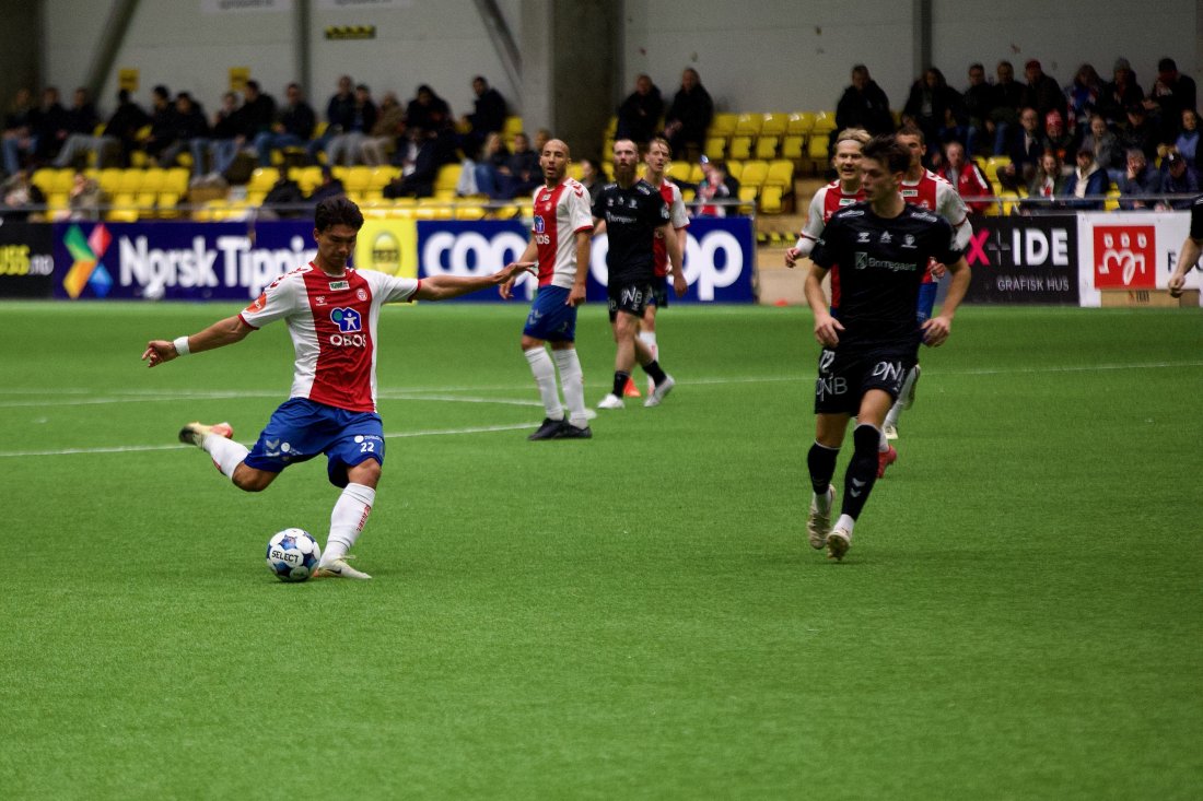 <em>Bjørn Martin hadde en i nettet, men fikk scoringen annullert på grunn av hands. Foto: Guttorm Lende</em>