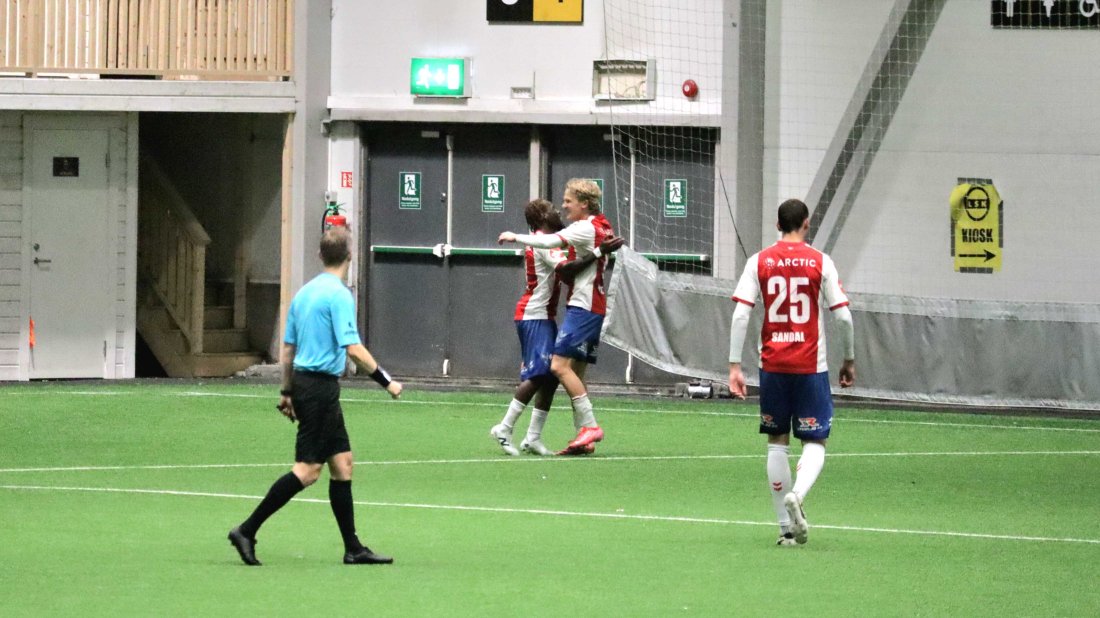 <em>Simen Hestnes dyttet inn en tidlig ledermål på innlegg fra Obi. Foto: Pål Karstensen</em>