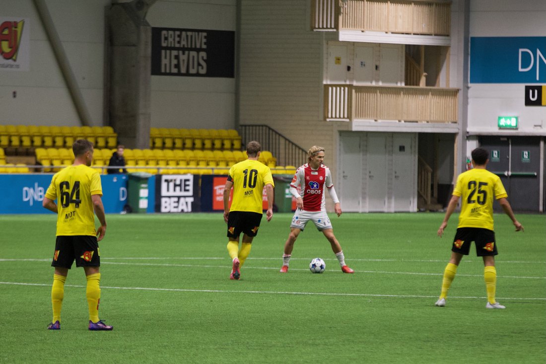 <em>Simen Hestnes spilte en ny sterk kamp på midtbanen, og noterte seg igjen for mål. Alle foto: Guttorm Lende</em>