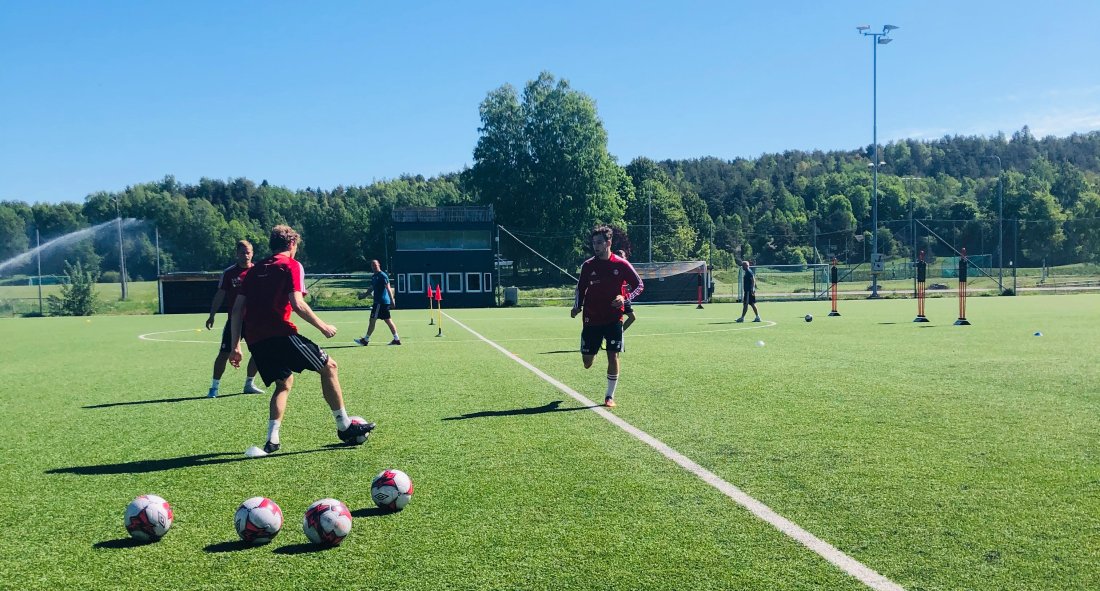 Christoffer slår pasning til Stavrum på dagens trening.