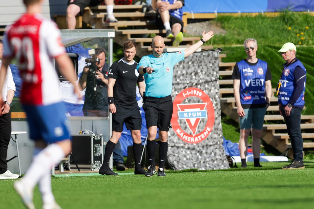 <em>Vi fikk flere VAR-episoder på Ekeberg i 2024. Her har dommer Christian Moen sjekket VAR og ombestemmer seg for straffe under kampen mellom KFUM og Fredrikstad på KFUM Arena. Foto: Thomas Andersen / NTB</em>