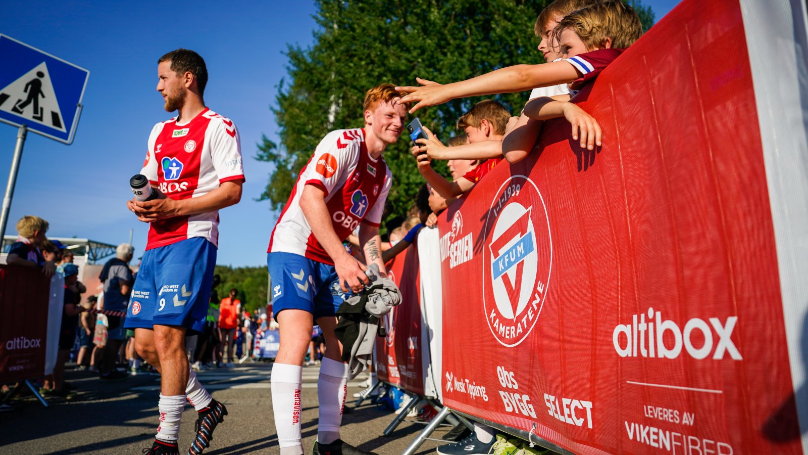 KFUM-gutta tar seg tid med fansen etter kampen mot Sandefjord. Foto: Beate Oma Dahle/NTB