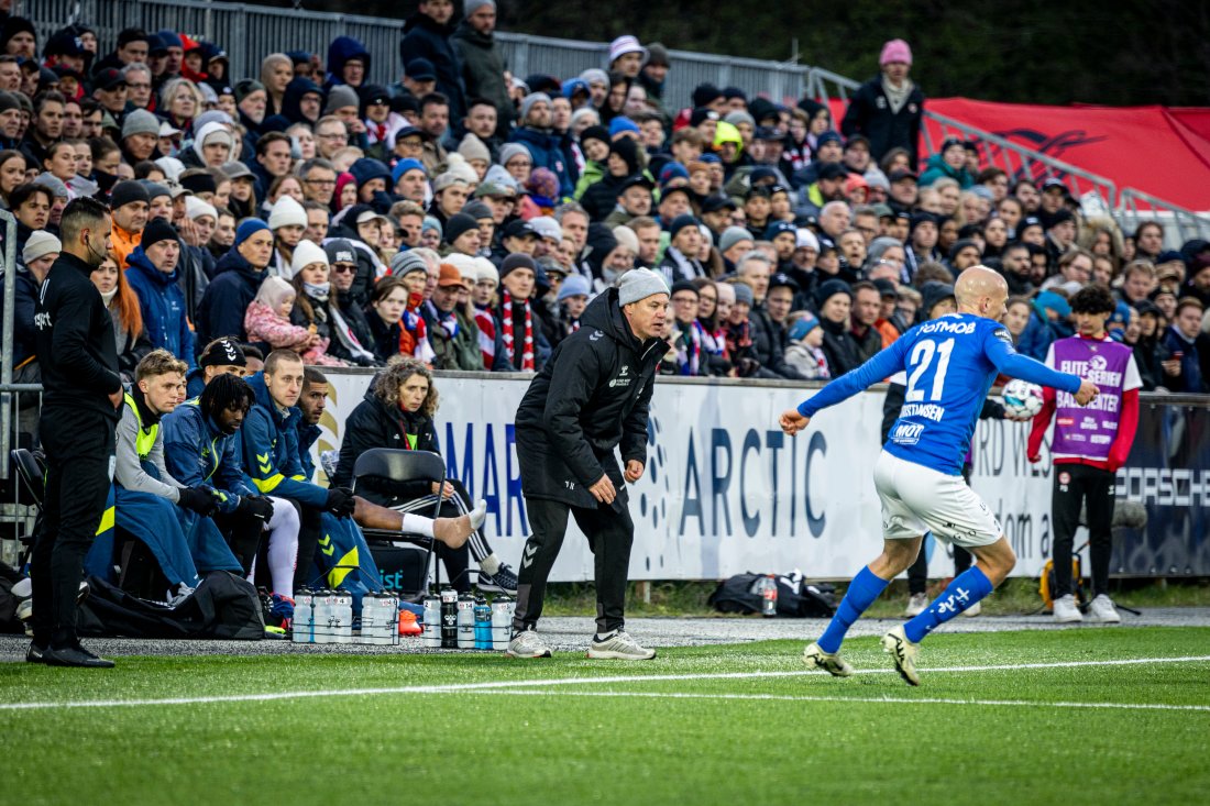 <em>Thomas tar gjerne styring langs sidelinja når han blir bedt om det av Johs - ofte på slutten av kampene. Her fra hjemmemøtet med Brann i vår. Foto: Nyebilder / Thomas Bjørnflaten</em>