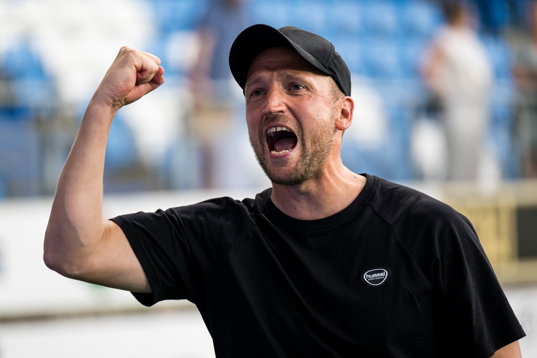 Her feirer Johs seieren mot Molde - en av en sterk kamprekke som gjorde han til månedens trener. Foto: Marius Simensen / NTB