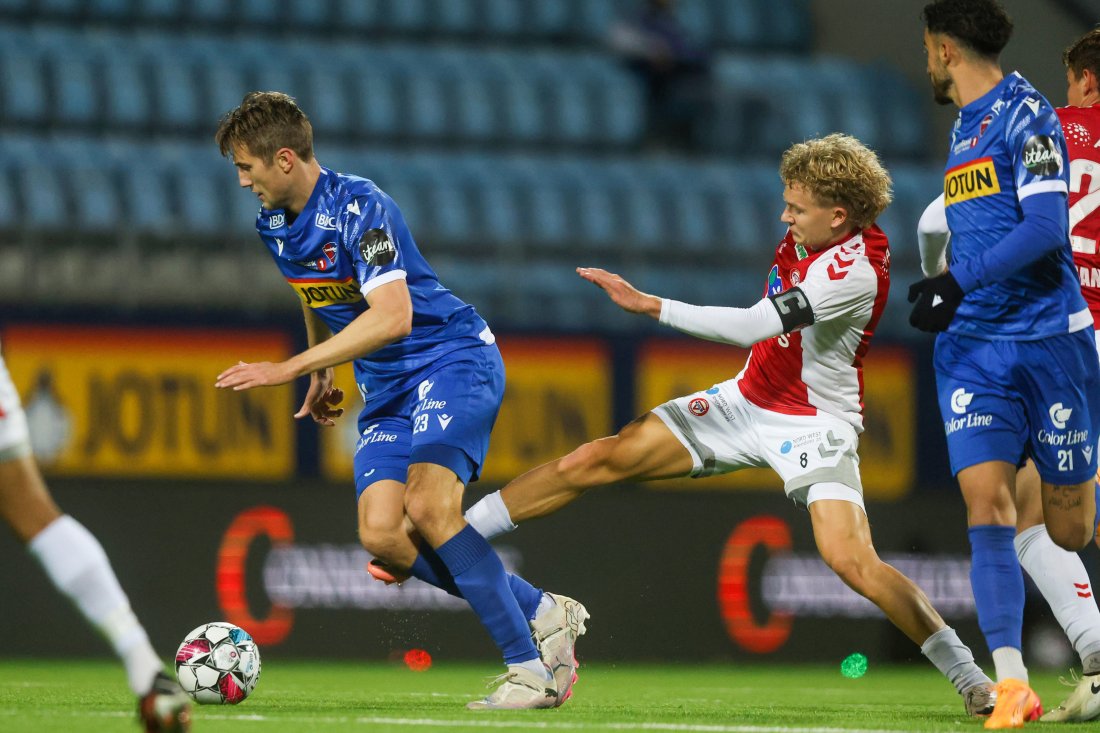 Simen Hestnes var en av tre med kapteinsbind på armen i dag. Foto: Trond R. Teigen / NTB