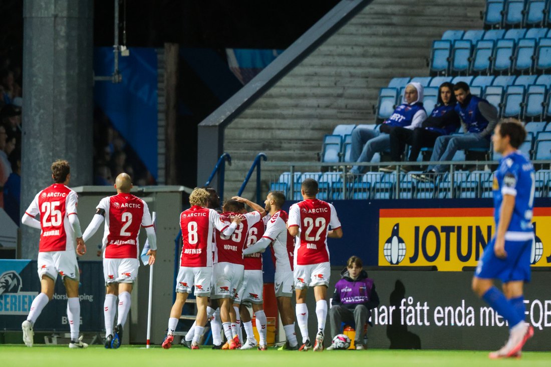 KFUMs spillere jubler etter scoringen på Jotun arena. Foto: Trond R. Teigen / NTB